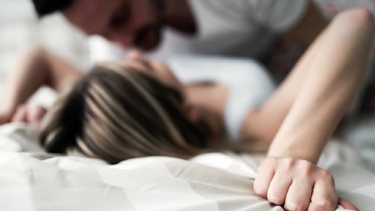 Hubungan seks dengan posisi tepat bisa menjadi cara mengurangi stres, Bunda. Ini dia enam posisi seks yang bisa membantu meredakan stres karena pandemi.