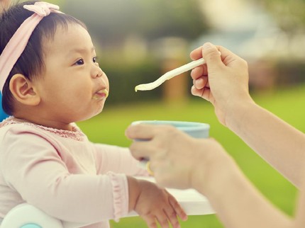 5 Bahaya Menunda Pemberian MPASI pada Bayi, Bunda Perlu Tahu