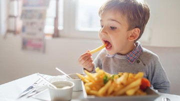 Tips mengatasi anak suka makan berlebihan