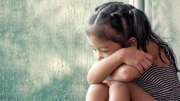 anak nangis Sad asian little girl looking outside through the window in the rainy day in vintage color tone