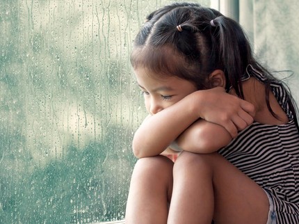 Anak Ketakutan Lihat Kilat, Ajak Baca Doa Mendengar Petir Yuk Bu