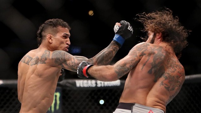 Charles Oliveira bakal menghadirkan kengerian bagi Tony Ferguson di UFC 256 lantaran ia saat ini berstatus sebagai raja submission.