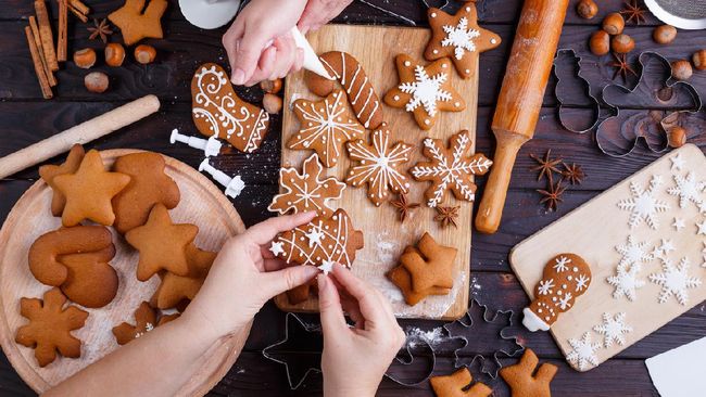 Beragam hidangan manis akan tersaji memeriahkan Natal dan Tahun Baru. Konsumsi dengan cara yang tepat agar terhindar dari penambahan berat badan.