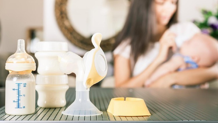 Kenali ciri-ciri ASI Perah Rusak dan Cara penyimpanan yang Benar Bunda, sering menyetok ASI perah di freezer? Hati-hati Bunda, perhatikan tanda-tanda ASI basi sebelum diberi ke si kecil. Simak di sini untuk informasinya!