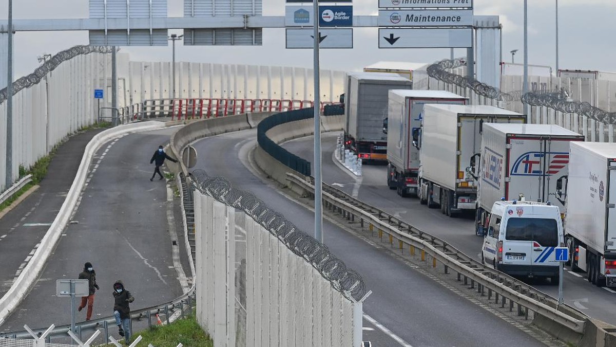 FOTO: Imigran Ilegal di Prancis Nekat Naik Truk ke Inggris