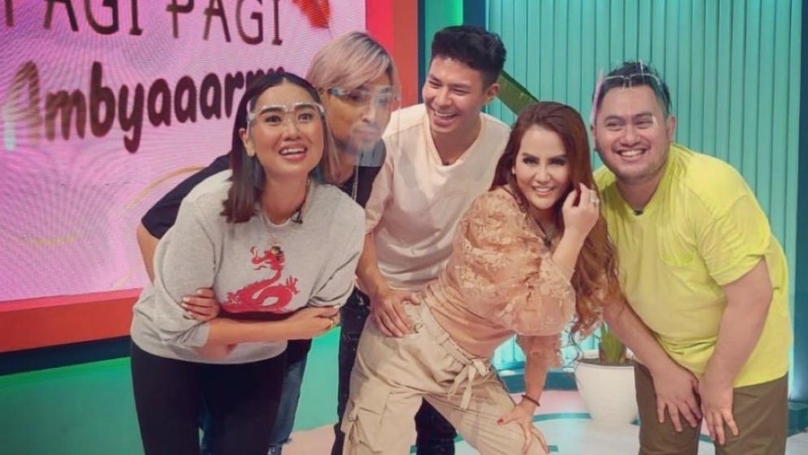Nita Thalia dan sejumlah rekan artis