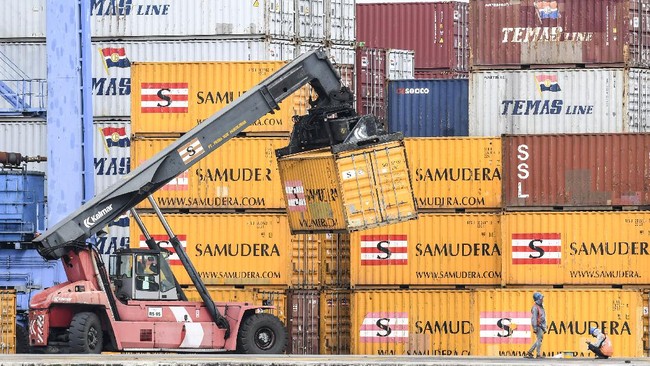 BPS mencatat surplus neraca perdagangan US$2,61 miliar pada November 2020. Realisasi ini lebih rendah dari surplus Oktober, yaitu US$3,61 miliar.