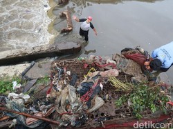 Petugas Angkut 3 Sampah Kasur yang Bikin Mampet Sungai Cikapundung