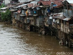 Wanita di Jaktim Hilang Usai Kejeblos dari Atas Toilet di Sungai Ciliwung