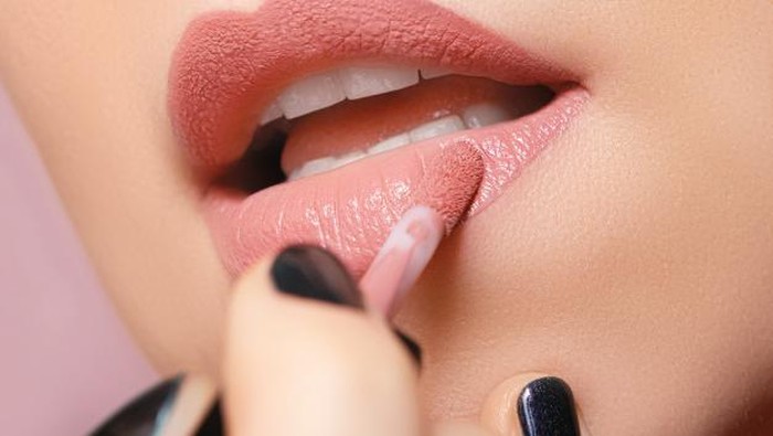 8 Rekomendasi Lip Gloss Lokal untuk Bibir Gelap