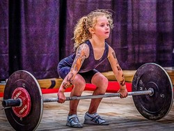 Baru 7 Tahun Bisa Angkat Beban 80 Kg, Inikah Gadis Cilik Terkuat di Dunia?
