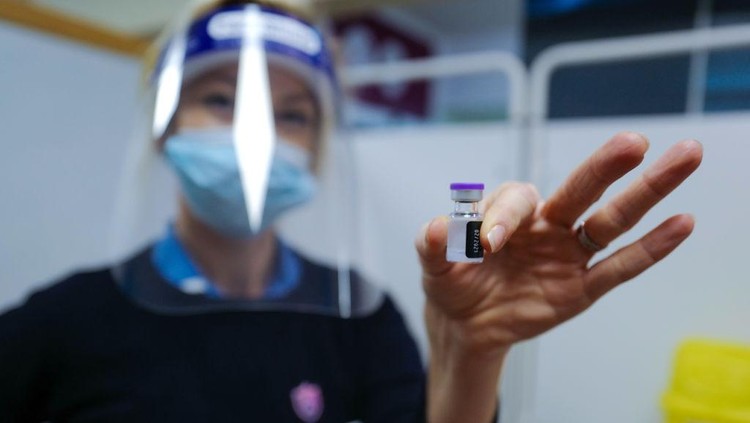 TRURO, ENGLAND - DECEMBER 09: Deborah Cartmel receives the Covid-19 vaccine as the Royal Cornwall Hospital begin their vaccination programme on December 9, 2020 in Truro, United Kingdom. More than 50 hospitals across England were designated as covid-19 vaccine hubs, the first stage of what will be a lengthy vaccination campaign. NHS staff, over-80s, and care home residents will be among the first to receive the Pfizer/BioNTech vaccine, which recently received emergency approval from the country's health authorities. (Photo by Hugh Hastings/Getty Images)