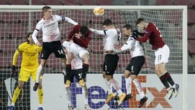 FOTO: Milan Juara Grup, Leicester Hajar AEK Athena