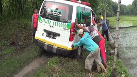 VIDEO: Usai Bawa Jenazah, 2 Ambulans Terjebak Lumpur