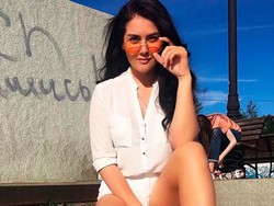 Mandi Sambil Nge-charge iPhone, Wanita Cantik Ini Tewas Kesetrum