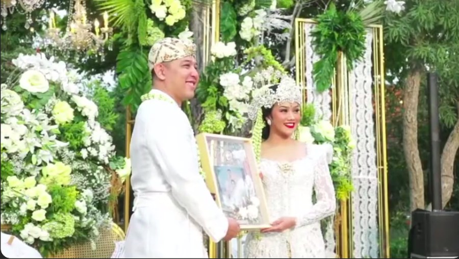 Foto pernikahan Yura Yunita dan Donne Maula