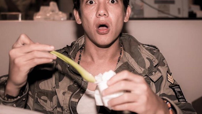 Pose Keren Adipati Dolken saat Kulineran di Restoran