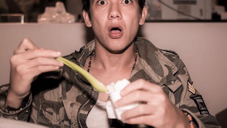 Pose Keren Adipati Dolken saat Kulineran di Restoran