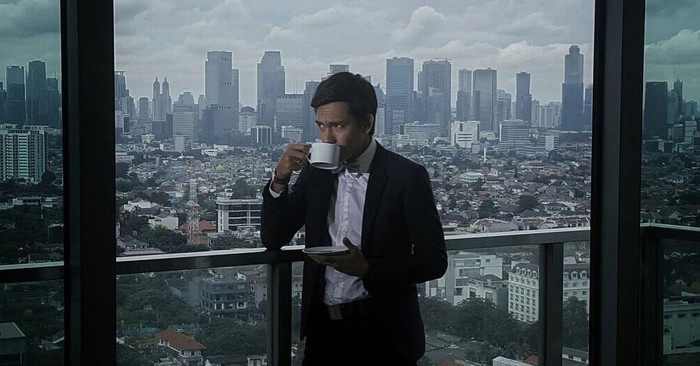 Pose Keren Adipati Dolken saat Kulineran di Restoran