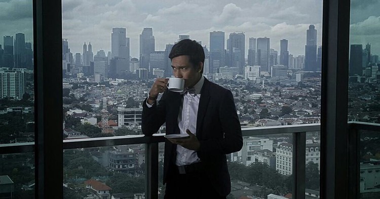 Adipati Dolken Pose Keren Adipati Dolken saat Kulineran di Restoran