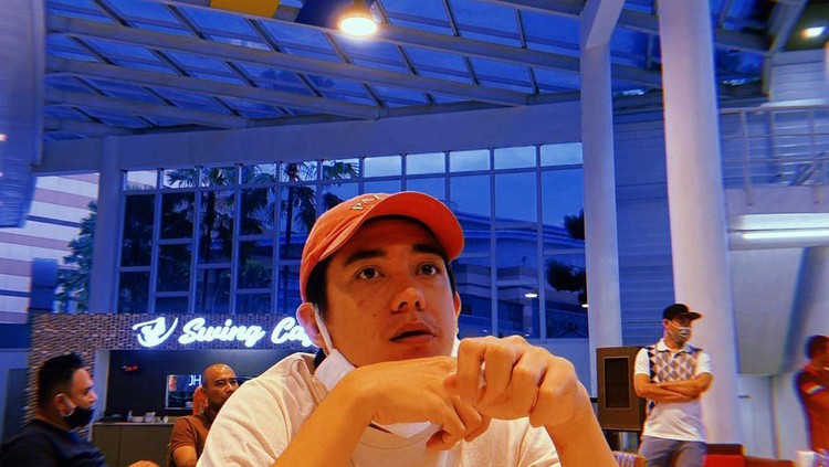 Pose Keren Adipati Dolken saat Kulineran di Restoran