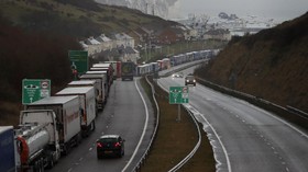 FOTO: Efek Brexit, Antrean Truk Mengular di Pelabuhan Inggris