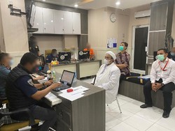 Video MER-C Dampingi Pemeriksaan Kesehatan Rizieq di Polda Metro