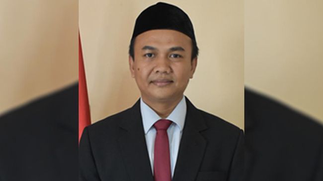Ketua KPU Kota Tangerang Selatan (Tangsel) Bambang Dwitoro meninggal dunia pada Sabtu (12/12). usai dinyatakan positif covid-19. Berikut kronologinya.