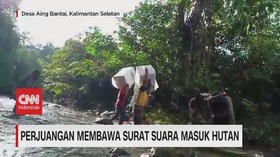 VIDEO: Perjuangan Membawa Surat Suara Masuk Hutan