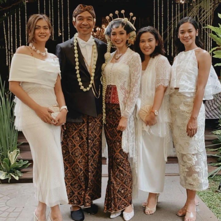 Saat menikah, Dimas Djay tampak memakai kemeja putih yang dibalut jas hitam. Sedangkan Faradina Mufti tampil cantik dengan kebaya putih. Serasi banget ya, Bunda. (Foto: Instagram @ociehanfei)