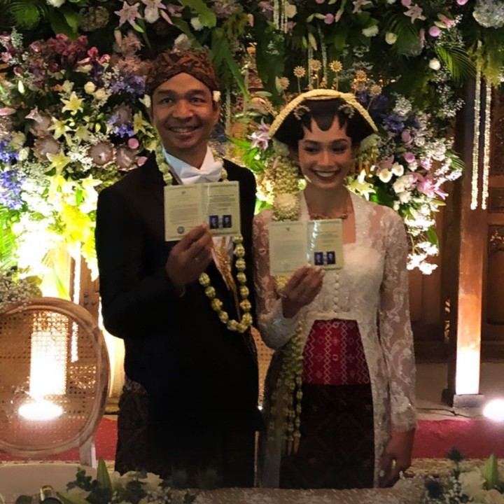 Dimas Djay dan Faradina Mufti sudah resmi menikah nih, Bunda. Mereka pun foto bareng menunjukkan buku nikahnya. (Foto: Instagram @jokoanwar)