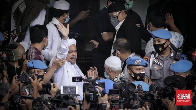 Sidang kasus kerumunan Rizieq memunculkan sejumlah kesaksian, mulai dari cerita kepala KUA yang dicopot usai menikahkan putri Rizieq hingga kondisi Covid-19.