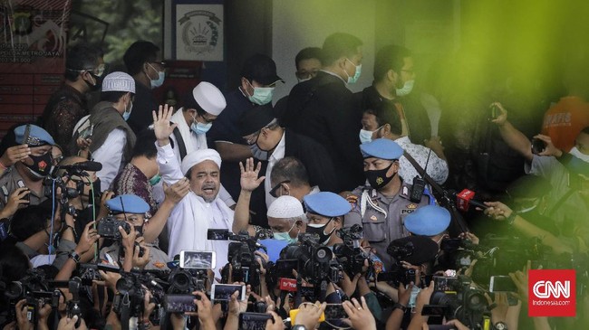 Majelis hakim PN Jaktim memutuskan persidangan mantan pimpinan FPI Rizieq Shihab dilakukan secara offline. Rizieq juga diminta dihadirkan di ruang sidang.