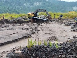 Truk Pasir Terseret Banjir Lahar Hujan Gunung Semeru hingga Ringsek