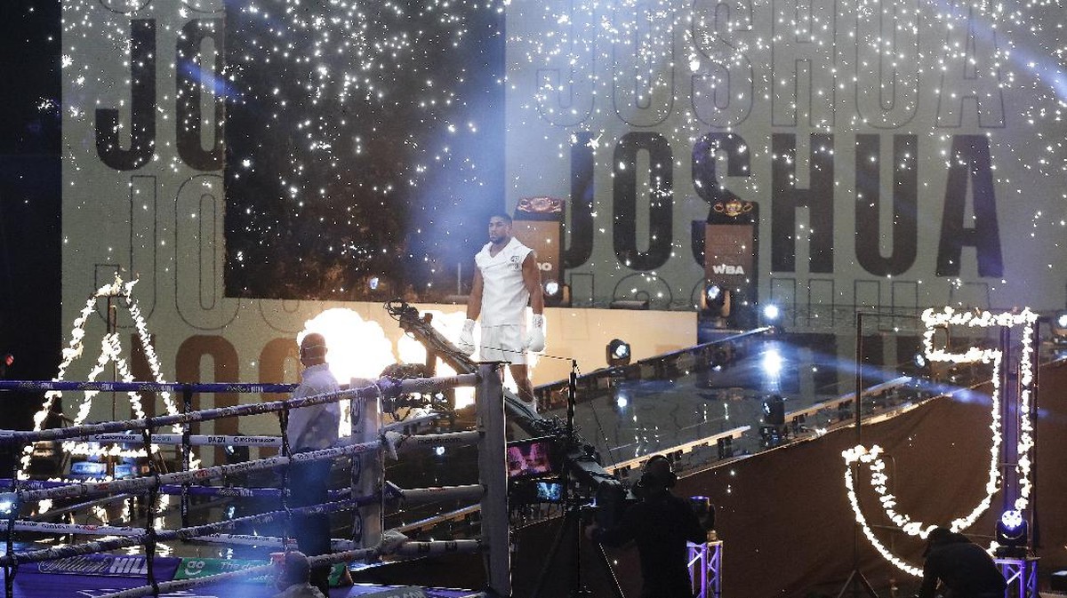 FOTO: Anthony Joshua Menang KO di Depan Mayweather