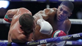 FOTO: Anthony Joshua Menang KO di Depan Mayweather