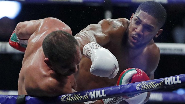 Anthony Joshua pernah tumbang oleh salah satu sparring partnernya, Joey Dawejko dalam sesi latihan jelang laga lawan Andy Ruiz di 2019.