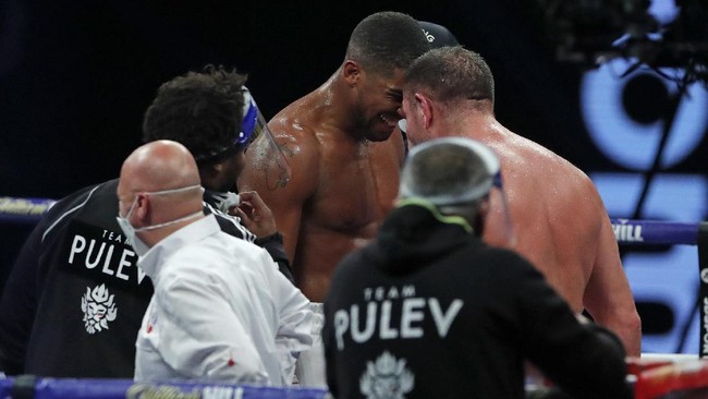 FOTO: Anthony Joshua Menang KO di Depan Mayweather