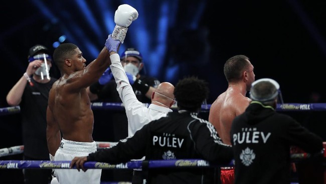 Anthony Joshua langsung menantang Tyson Fury usai menang KO atas Kubrat Pulev dan mempertahankan gelar juara dunia kelas berat di Wembley. Arena
