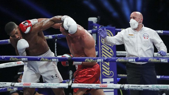 Berikut jadwal Joshua vs Oleksandr Usyk dalam perebutan gelar juara dunia kelas berat yang akan digelar di London, Minggu (26/9) dini hari WIB.