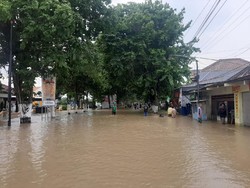 Banjir Luapan Kali Lamong, Seorang Siswi SMP di Gresik Hilang Terseret Arus