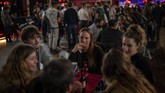 FOTO: Jadi Relawan Studi Tes Antigen demi Nikmati Konser Lebih dari 1.000 penduduk Barcelona, Spanyol, rela berpartisipasi dalam studi yang menguji efektivitas tes Covid-19 demi bisa menikmati huru-hara konser musik.