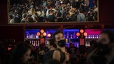 FOTO: Jadi Relawan Studi Tes Antigen demi Nikmati Konser Lebih dari 1.000 penduduk Barcelona, Spanyol, rela berpartisipasi dalam studi yang menguji efektivitas tes Covid-19 demi bisa menikmati huru-hara konser musik.