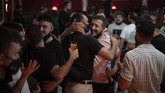 FOTO: Jadi Relawan Studi Tes Antigen demi Nikmati Konser Lebih dari 1.000 penduduk Barcelona, Spanyol, rela berpartisipasi dalam studi yang menguji efektivitas tes Covid-19 demi bisa menikmati huru-hara konser musik.