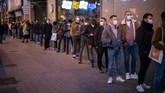 FOTO: Jadi Relawan Studi Tes Antigen demi Nikmati Konser Lebih dari 1.000 penduduk Barcelona, Spanyol, rela berpartisipasi dalam studi yang menguji efektivitas tes Covid-19 demi bisa menikmati huru-hara konser musik.