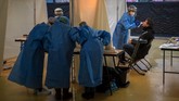 FOTO: Jadi Relawan Studi Tes Antigen demi Nikmati Konser Lebih dari 1.000 penduduk Barcelona, Spanyol, rela berpartisipasi dalam studi yang menguji efektivitas tes Covid-19 demi bisa menikmati huru-hara konser musik.
