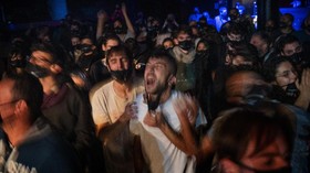 FOTO: Jadi Relawan Studi Tes Antigen demi Nikmati Konser