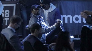 Mayweather Marah, Jake Paul Dihajar Dalam Konferensi Pers