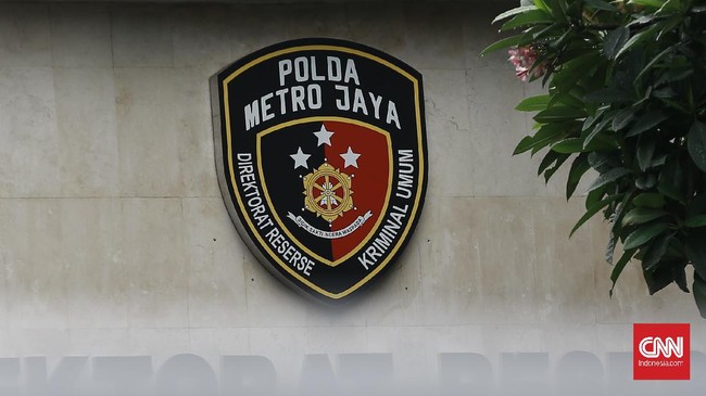 Selebgram Lutfi Agizal dilaporkan ke Polda Metro terkait parodi lagu Indonesia Raya karena menyebut orang Malaysia yang menyebarkan.