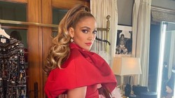 Lihat Foto Ini, Netizen Tak Percaya Usia Jennifer Lopez 51 Tahun